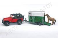 Внедорожник Wrangler  c прицепом-коневозкой и лошадью