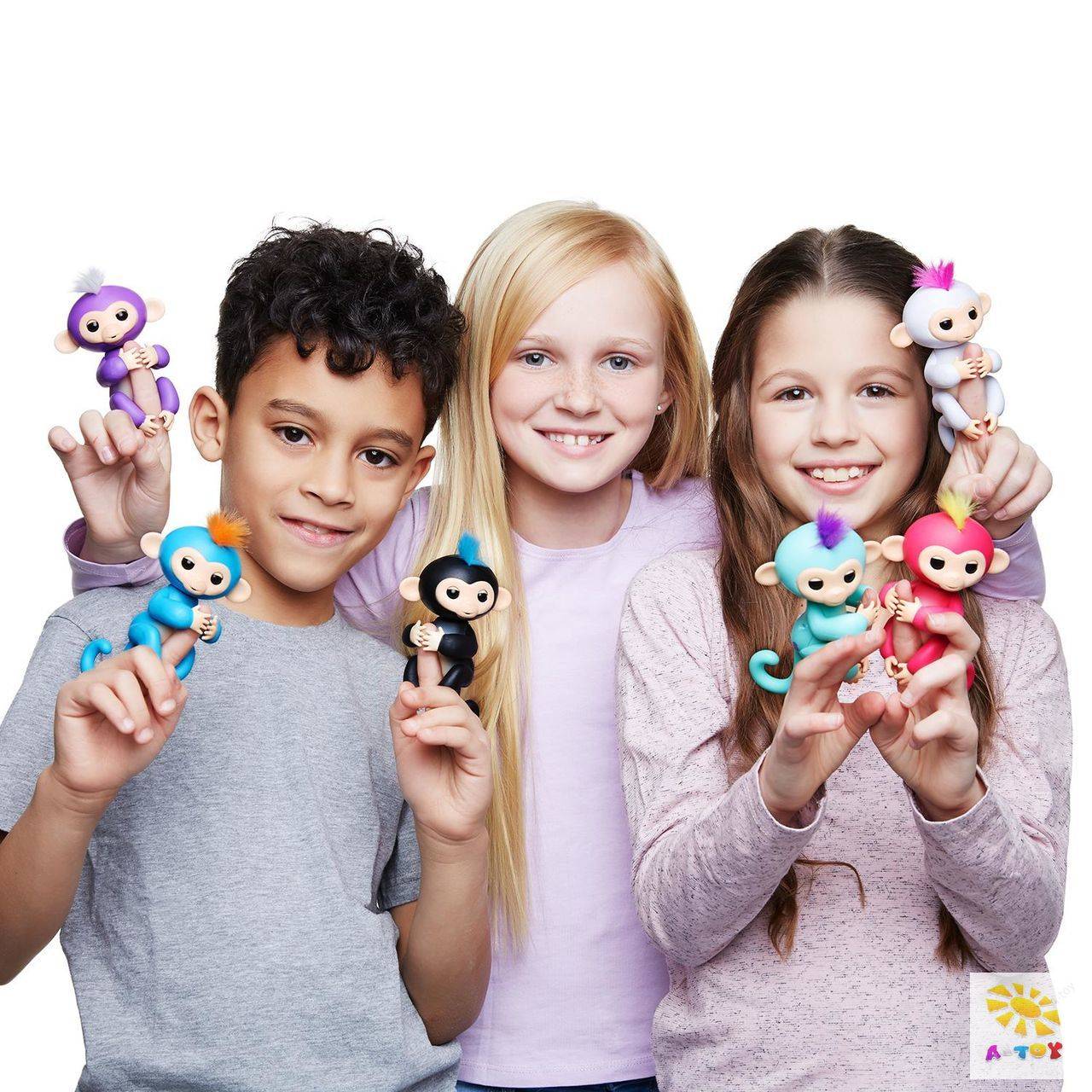 Какие самые популярные игрушки. Fingerlings, 3701a интерактивная обезьянка Финн (черная), 12см. Fingerlings, 3704a интерактивная обезьянка Миа (фиолетовая), 12см. Модные игрушки для детей.