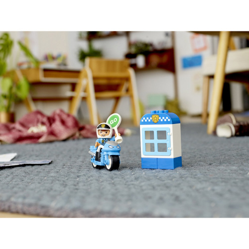 купить Конструктор LEGO DUPLO Town Полицейский мотоцикл 10900
