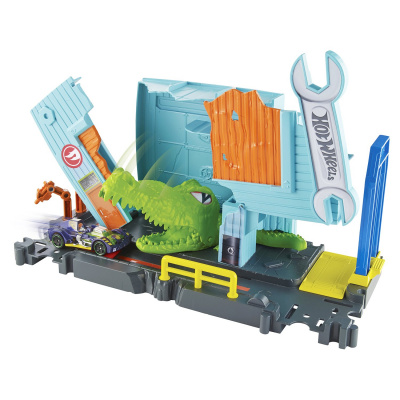 купить Набор игровой Hot Wheels Атака крокодила в гараже FNB06