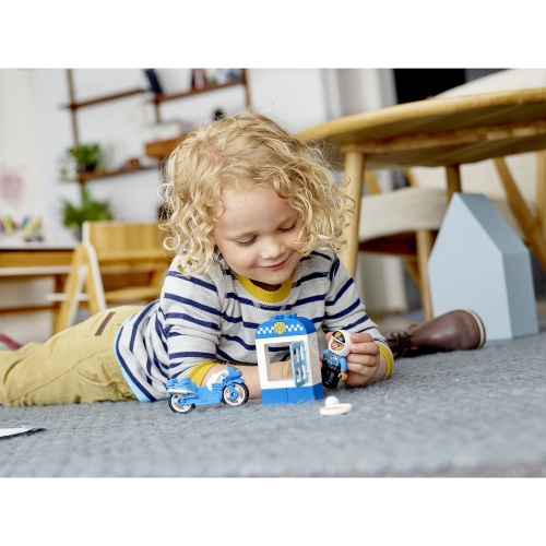 купить Конструктор LEGO DUPLO Town Полицейский мотоцикл 10900